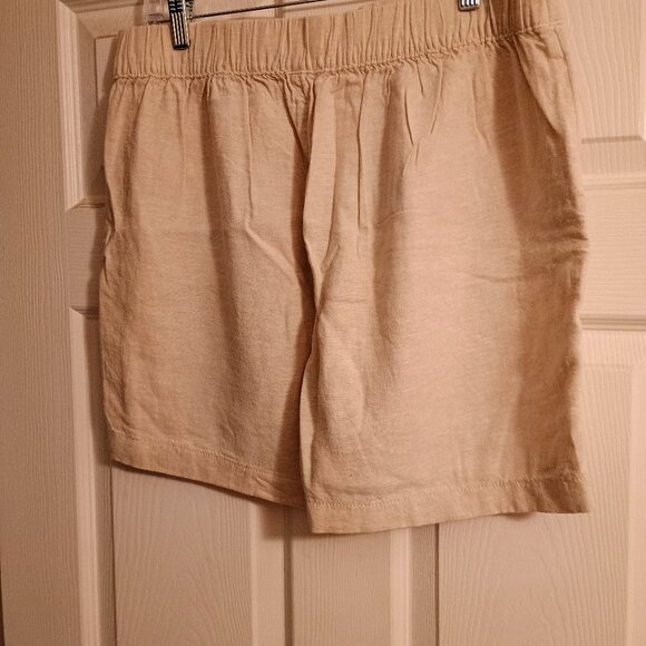 Womens Croft and Barrow Shorts, Beige, Sz M, 16.5", Hi Rise, NWOT - Picture 2 of 5